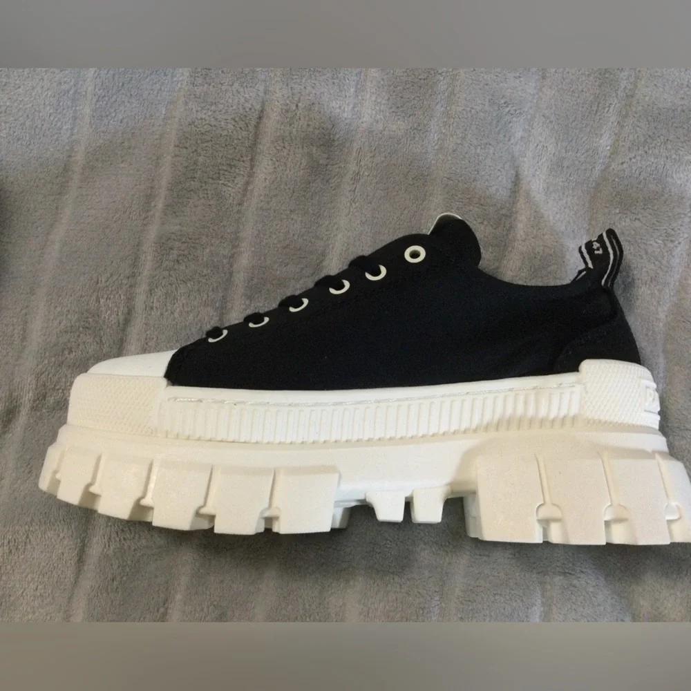 Palladium Women’s Black/White Revolt Platform Sneakers - Picture 6 of 13